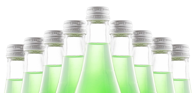 colli di bottiglie di soda verde o limonata stanno in fila