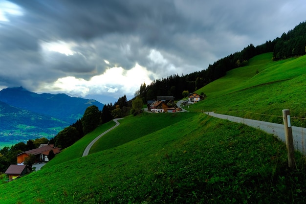 Collina con casa e tramonto