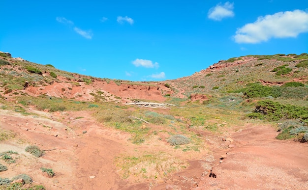 Collina rossa nel litorale del Porticciolo Sardegna