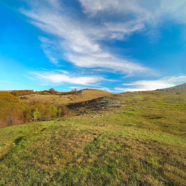 Colline con annuvolato e cielo blu. Paesaggio.