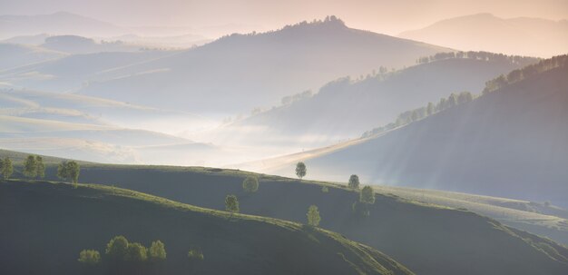 Colline e pendii nella luce del mattino