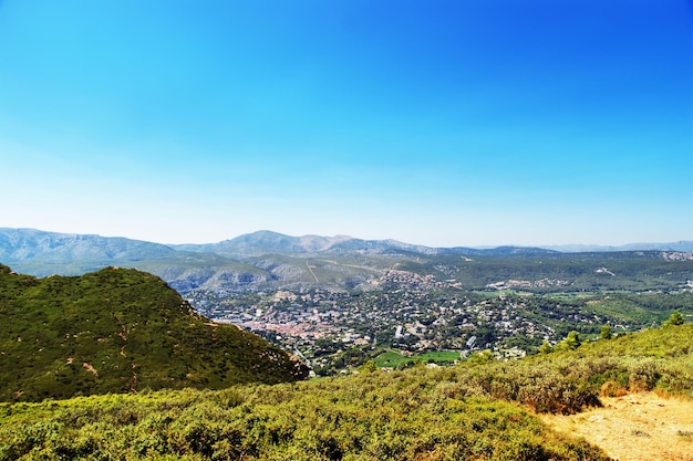 Colline in Costa Azzurra in Francia in estate.