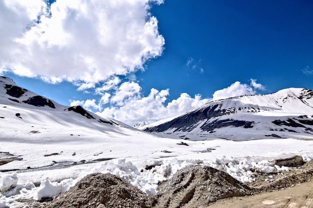 Colline innevate con strada sporca