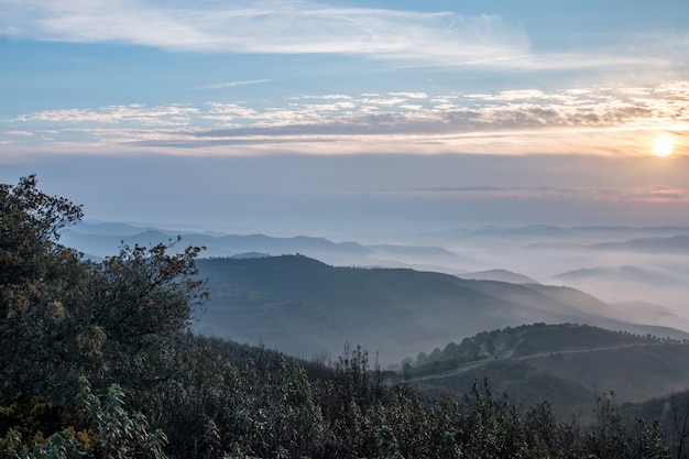 Colline nebbiose al mattino