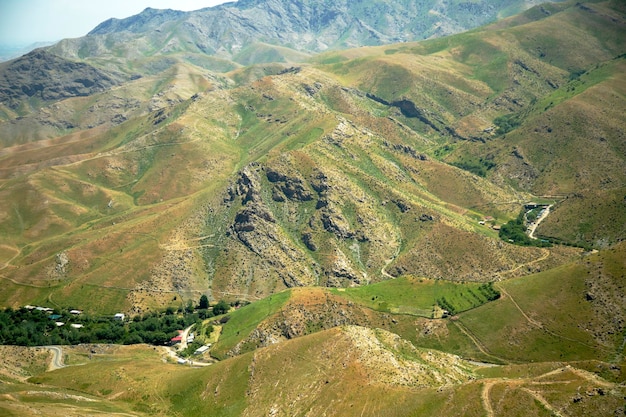 Colline pedemontane con paesaggio verde in Asia centrale