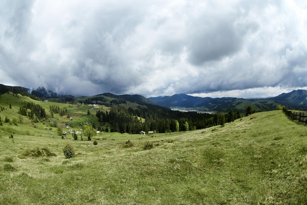 Colline verdi in montagna