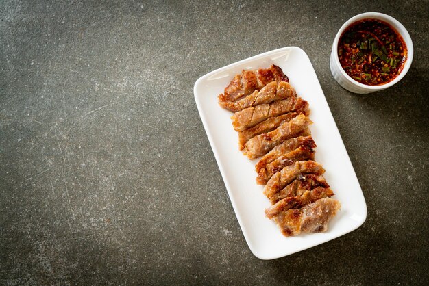 Collo di maiale alla griglia o collo di maiale bollito al carbone con salsa piccante tailandese