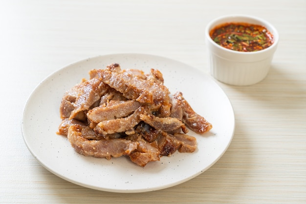 Collo di maiale alla griglia o collo di maiale bollito alla brace con salsa piccante tailandese
