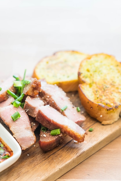 collo di maiale bollito al carbone con pane all&#39;aglio