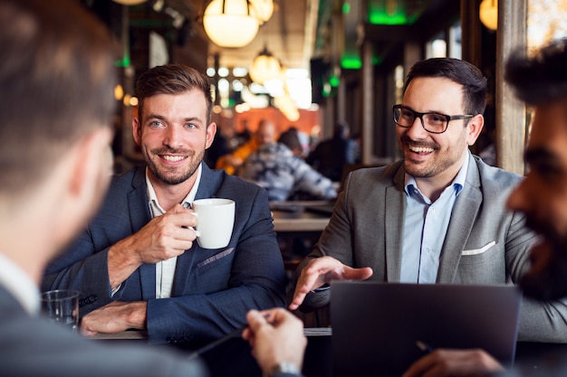 Colloquio di affari cooperativo in caffè