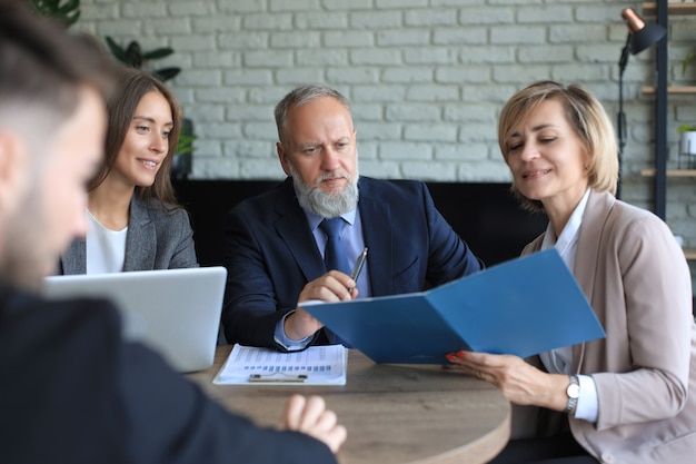 Colloquio di lavoro con il datore di lavoro, il team aziendale ascolta le risposte dei candidati.