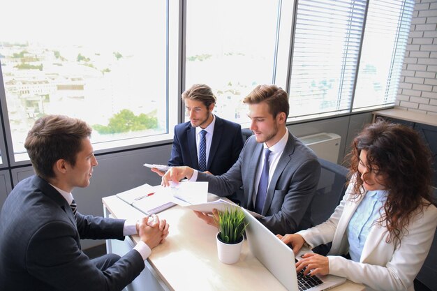 Colloquio di lavoro con il datore di lavoro, uomo d'affari ascolta le risposte dei candidati