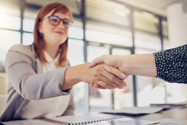 Colloquio di lavoro delle risorse umane e stretta di mano benvenuto all'incontro di assunzione con cv candidato per futuro impiego aziendale Incontro di lavoro reclutatore di risorse umane e accordo di negoziazione del contratto di lavoro dei dipendenti