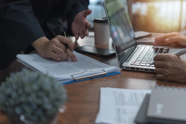 colloquio di lavoro Il datore di lavoro o il reparto risorse umane sta leggendo il curriculum vitae e intervistando il manager del concetto di occupazione e assunzione delle risorse