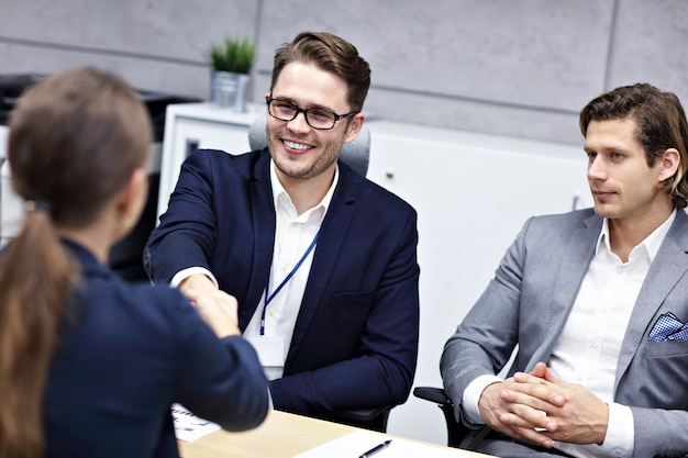 colloquio di lavoro in un ufficio moderno