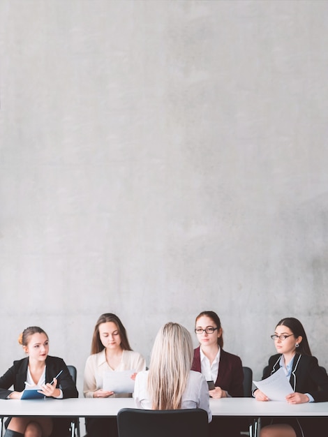 Colloquio di lavoro presso azienda orientata al femminile. Sostegno e solidarietà alle donne. Personale e assunzione. Candidato che parla con i membri del team di reclutamento.