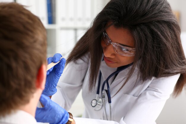 Colloquio femminile sorridente nero bello medico