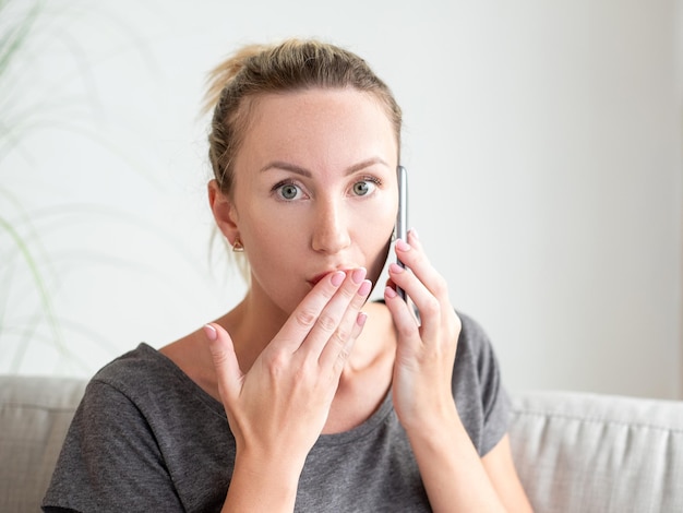 Colloquio mobile della donna di incredulità di situazione scioccata