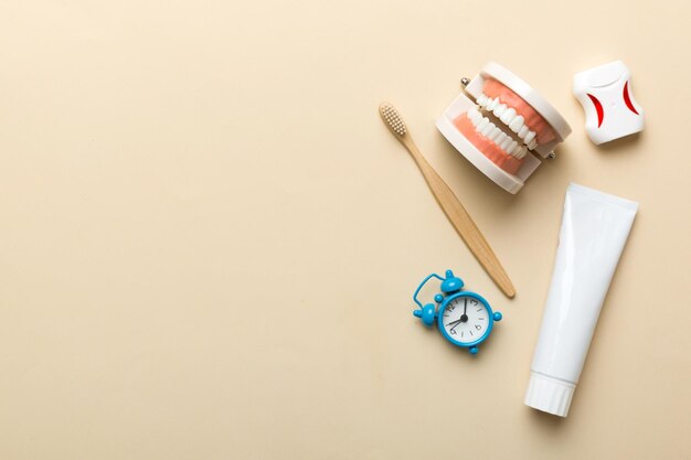 Collutorio e altri prodotti per l'igiene orale su tavolo colorato con spazio per la copia Piatto Igiene dentale Kit per la cura orale Concetto di dentista