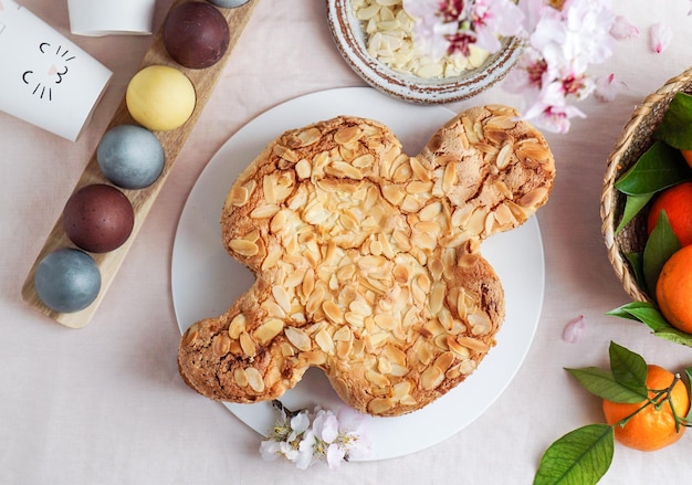 Colomba tradizionale colomba di pasqua italiana con glassa di mandorle macaranage