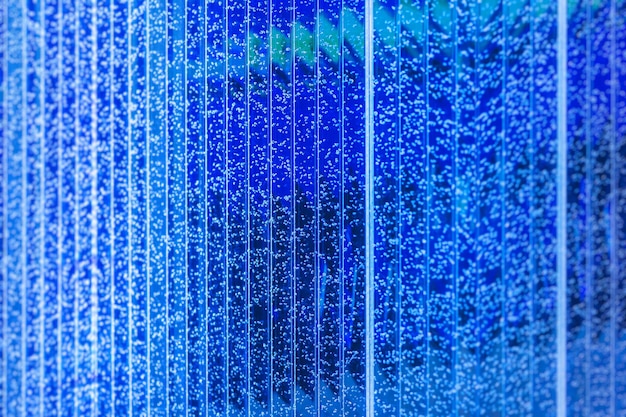 Colonna d'acqua blu con bolle