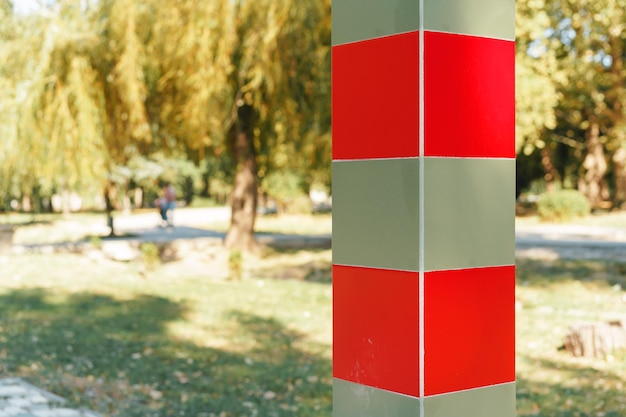 Colonna del traguardo a strisce rosse e beige sulla strada