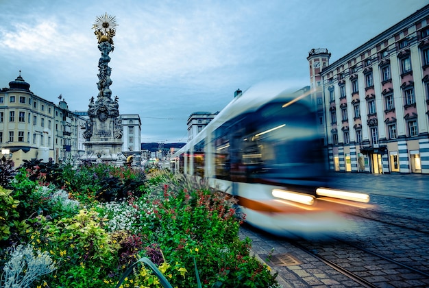 Colonna della Trinità con aiuola e tram a Linz, Austria