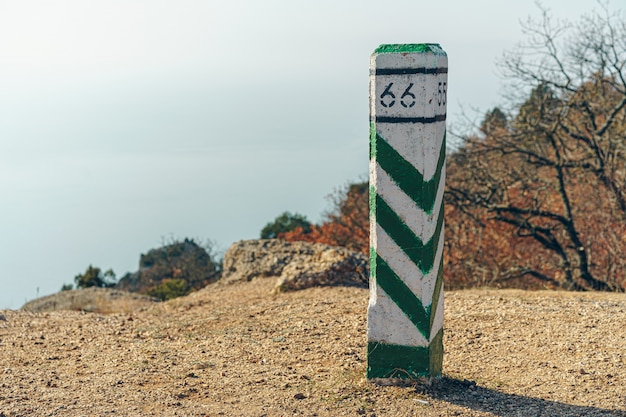 Colonna di cemento marcatura sulla cima della montagna