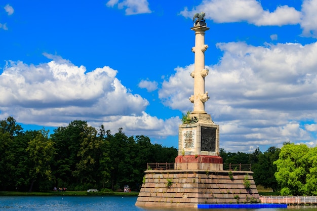 Colonna di Chesme nel Parco di Caterina a Carskoe Selo Pushkin in Russia