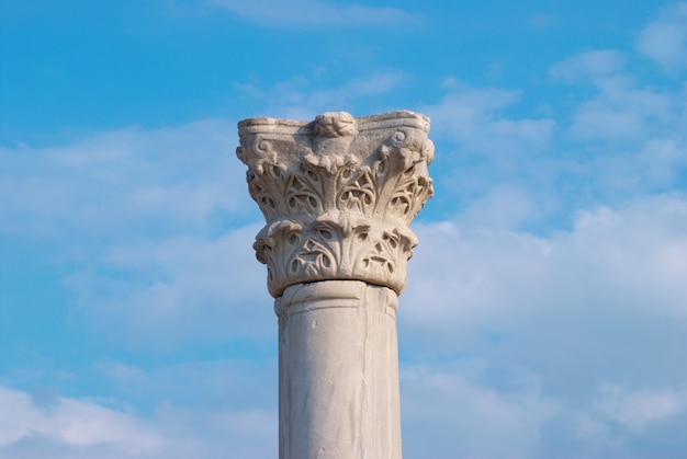 Colonna greca sulla superficie del cielo blu