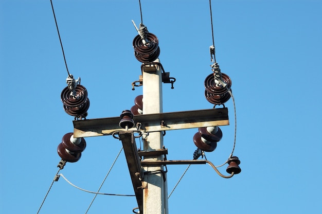 Colonna in cemento armato con fili elettrici.