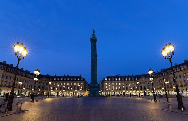 Colonna Vendome con la statua di Napoleone Bonaparte sulla Place Vendome di notte aris Francia