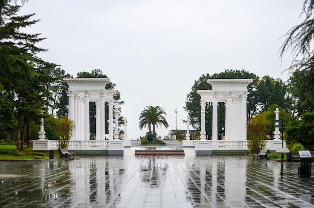 Colonne bianche sul lungomare di Batumi