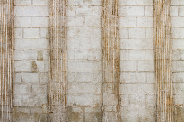 Colonne classiche bianche e sfondo muro