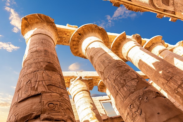 Colonne con incisioni antiche nella Grande Sala Ipostila del Tempio di Karnak Luxor Egitto
