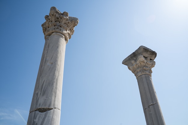 Colonne del primo piano di chersonesos taurico contro il cielo blu bc storia e concetto di vita life