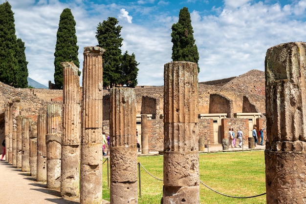 Colonne della caserma dei gladiatori a Pompei vicino a Napoli Italia