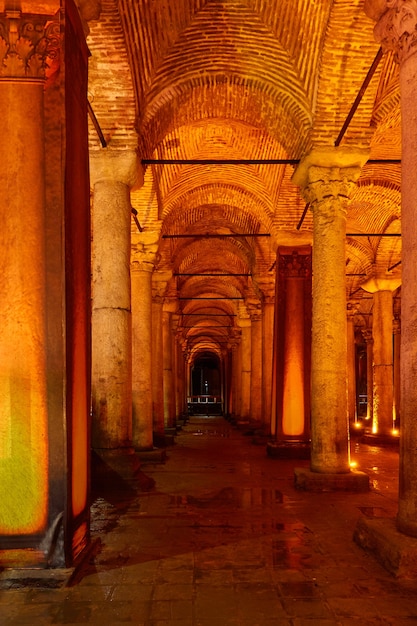 Colonne della Cisterna Basilica (Yerebatan Sarnici) - antico serbatoio idrico sotterraneo a Istanbul, Turchia