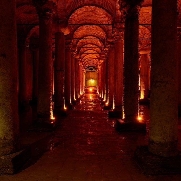 Colonne della Cisterna Basilica (Yerebatan Sarnici) - antico serbatoio idrico sotterraneo a Istanbul, Turchia