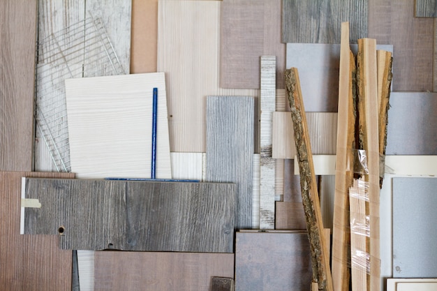 Colonne di legno e assi spesse nell'officina del mobile sono pronti a lavorare falegname