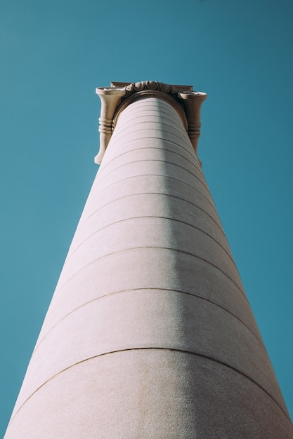 Colonne greche sullo sfondo del cielo.