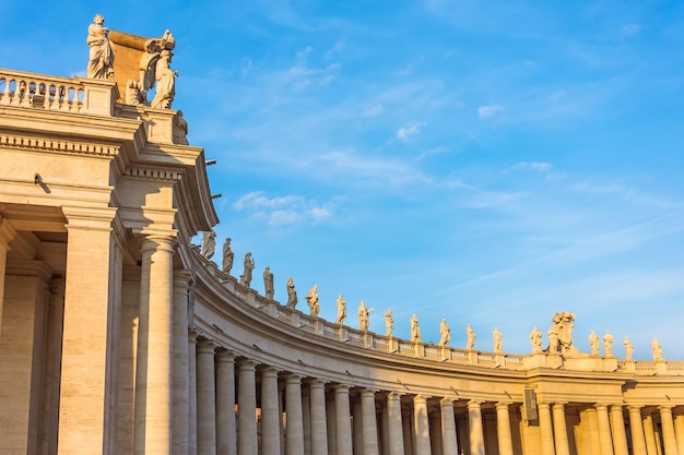 Colonne in Piazza San Pietro sera luce del tramonto Vaticano