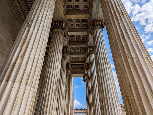 Colonne in un edificio con il cielo alle spalle