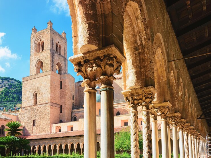 Colonne nel giardino del Duomo di Monreale, Sicilia, Italia