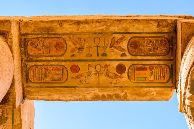 Colonne nella grande sala ipostila del tempio di Karnak Alzando lo sguardo