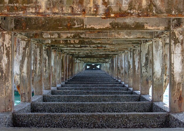 Colonne strutturali in cemento e travi sotto il ponte sono state danneggiate in mare.