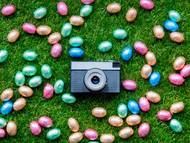 color cioccolato uova di Pasqua e macchina fotografica d&#39;epoca