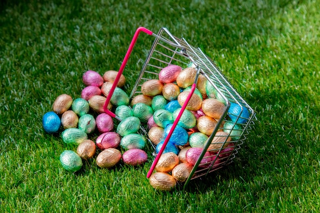 color Cioccolato Uova di Pasqua in un cestino del supermercato