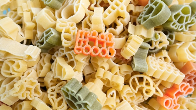 Colora la pasta per bambini sotto forma di animali da trasporto stella e altro Pasta per bambiniConcetto di cibo per bambini