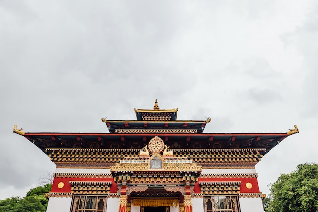 Colorata facciata decorata in stile bhutanese del monastero reale del Bhutanese.